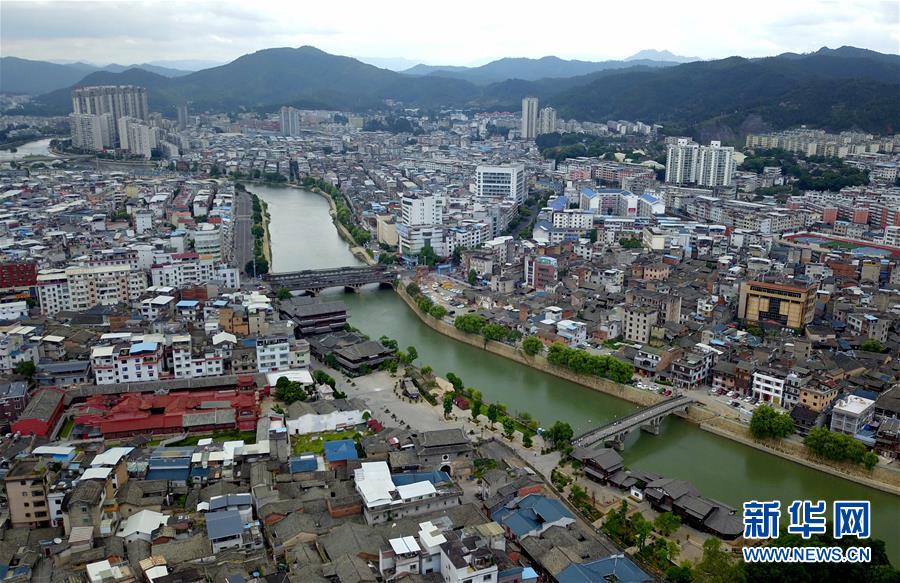 （新華全媒頭條·不忘初心、牢記使命——記者再走長征路·圖文互動）（3）風(fēng)展紅旗如畫——來自長征出發(fā)地長汀、寧化的紅色信仰報告 