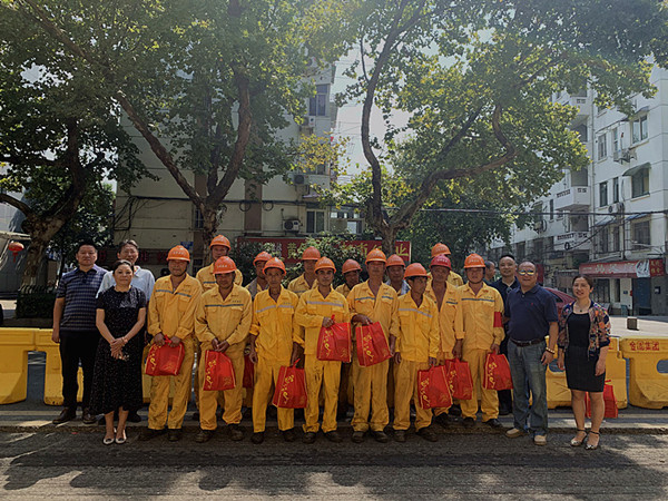 高溫慰問(wèn)到一線 情系職工送清涼